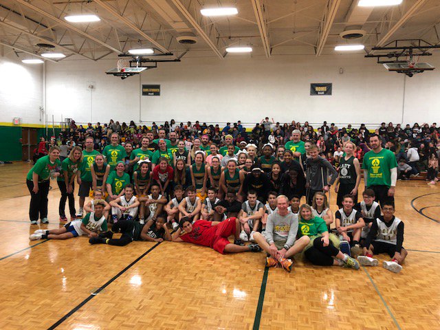 CBMSGiants's tweet image. Another successful Staff vs Students basketball game in the books! Happy Holidays from all of us here at CBMS, Go Giants ..#wearegiants #PowerTree #FearTheTree #cbmsELITE8th @Elite8thScience @KnoxSchools @terry_nieporte @CBMSGiants @Kris10Jenkins