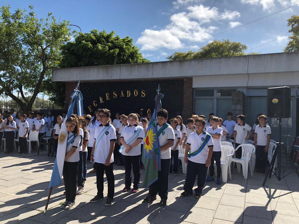 PrimariaBA's tweet photo. Acompañamos a la comunidad educativa de la EP N° 55 de Chascomús, en el emotivo Acto de egresado de sus alumnos de 6° año. https://t.co/gUO9RYlssS