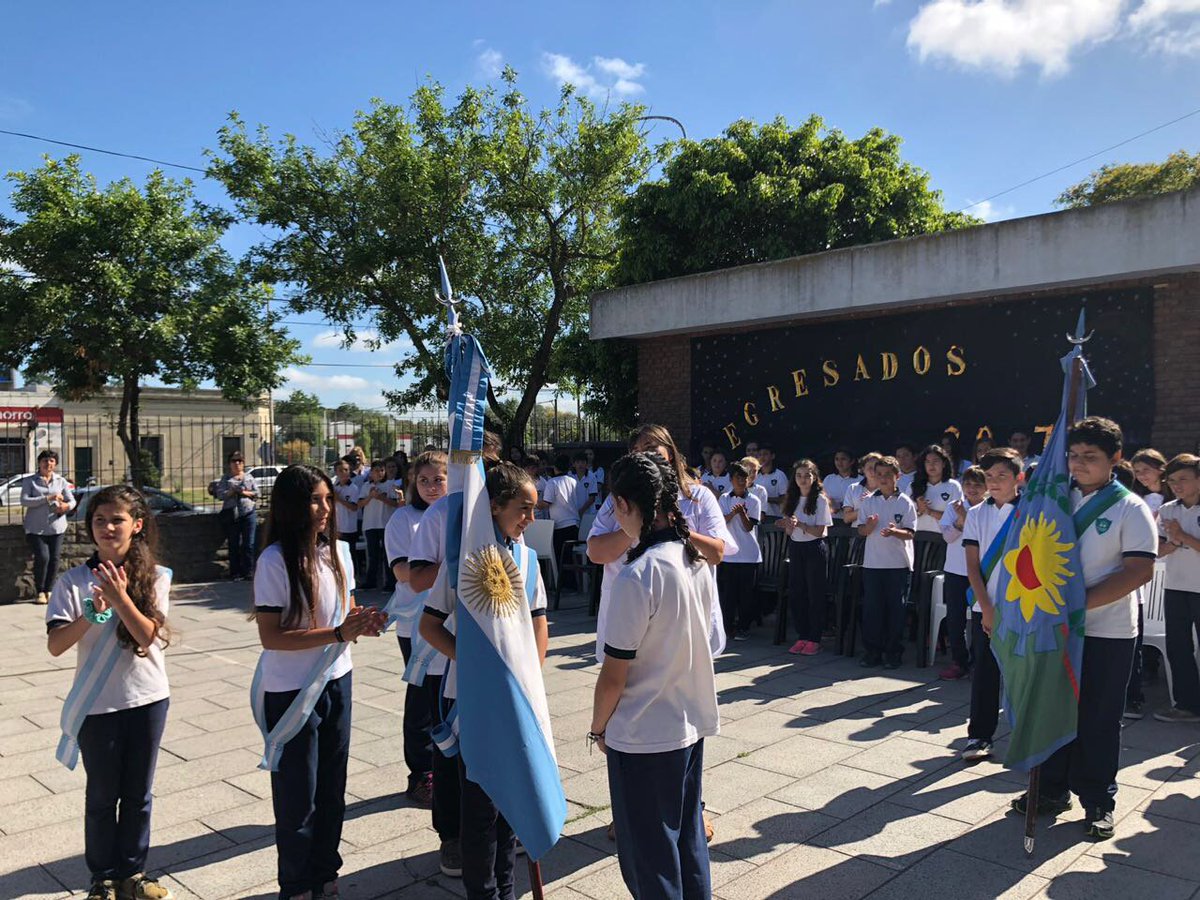 PrimariaBA's tweet photo. Acompañamos a la comunidad educativa de la EP N° 55 de Chascomús, en el emotivo Acto de egresado de sus alumnos de 6° año. https://t.co/gUO9RYlssS