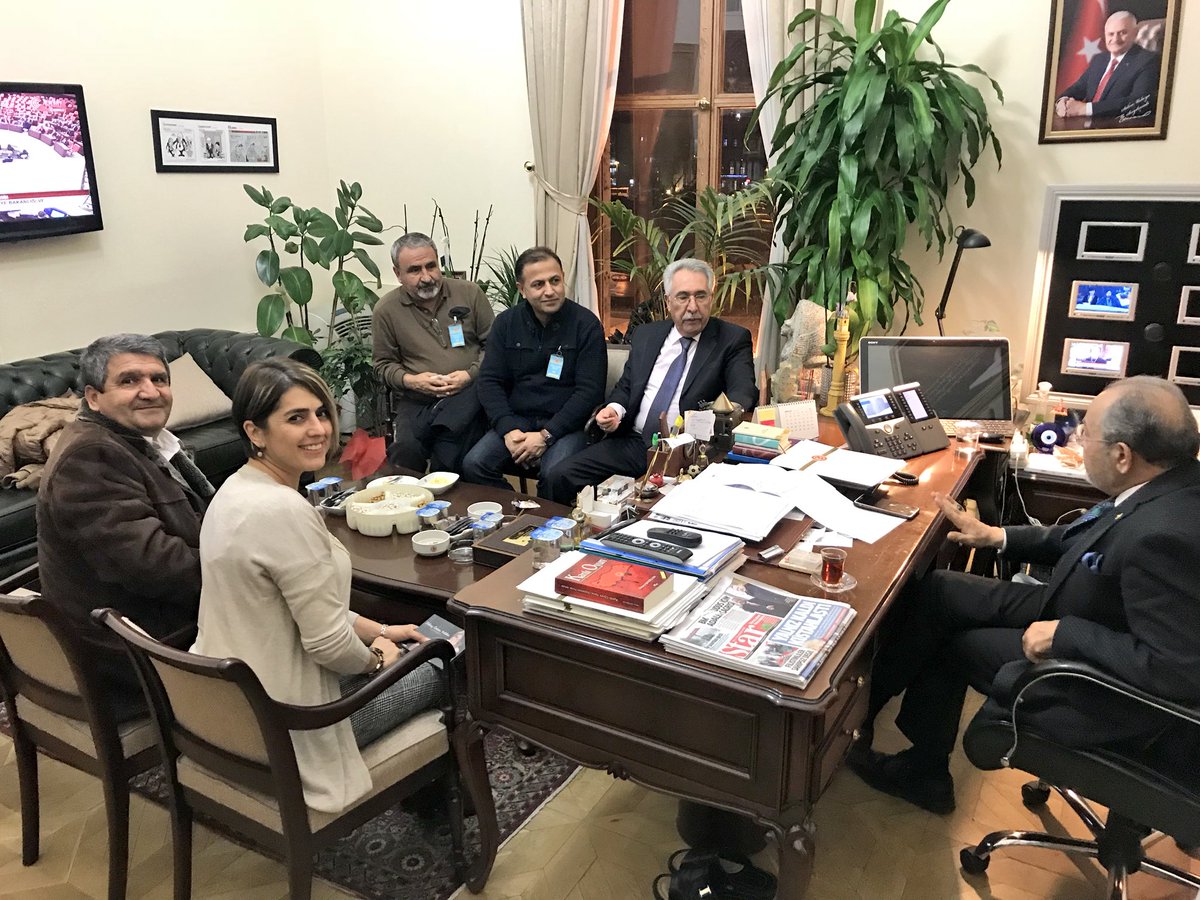 Şahadoğru ailesinden ziyaretimizde bulunan İlhami Örten,Tülay Örten, Seyit Aykaç’a Çorum’un değerleri Doğumunun 85.Yılında Şekip Şahadoğru anma programı kapsamında yapmış olduğumuz desteklerden dolayı teşekkür ziyaretinde bulundular.Nazik ziyaretleri ve hediyeleri için tşk ederiz
