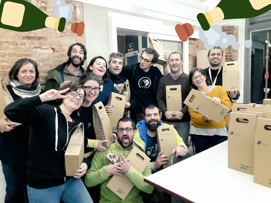 colectic_coop's tweet photo. Aquest any celebrarem l'entrada del 2018 amb el vi de l'@olivera_coop 🍷🍷 ⬅ una cooperativa que no canvia de seu social ❤

Un brindis per acomiadar un 2017 de canvis, de nous projectes, de molta il.lusió, de sobiranies i lluites! https://t.co/6k4wKSWQKG