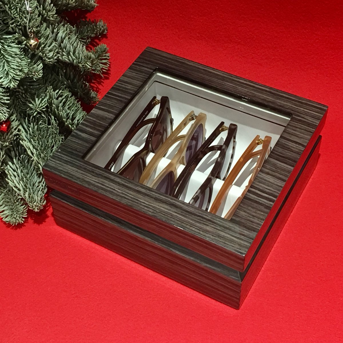 Presentamos #OYOBoxmini y #OYOBoxmaxi, la caja creada para organizar tus gafas.
En Òpcica OP encontraras los dos modelos en Lacado, en Bamboo y en Fibra de Carbono. ow.ly/Rji930hlKwK