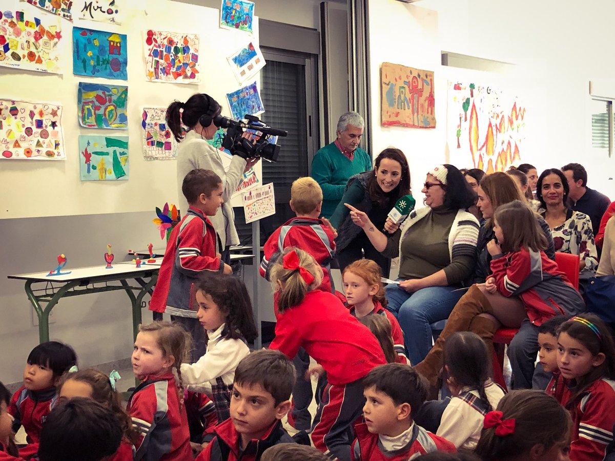 ColegioEP's tweet photo. Esta tarde hemos puesto el colofón a nuestro proyecto de los artistas con la subasta de las obras realizadas por nuestros pequeños genios de Primaria... El museo ha recibido una visita de lo más especial, la de los reporteros de @canalsur televisiòn #art #primary #picasso #mirò https://t.co/2XjC5Psodh