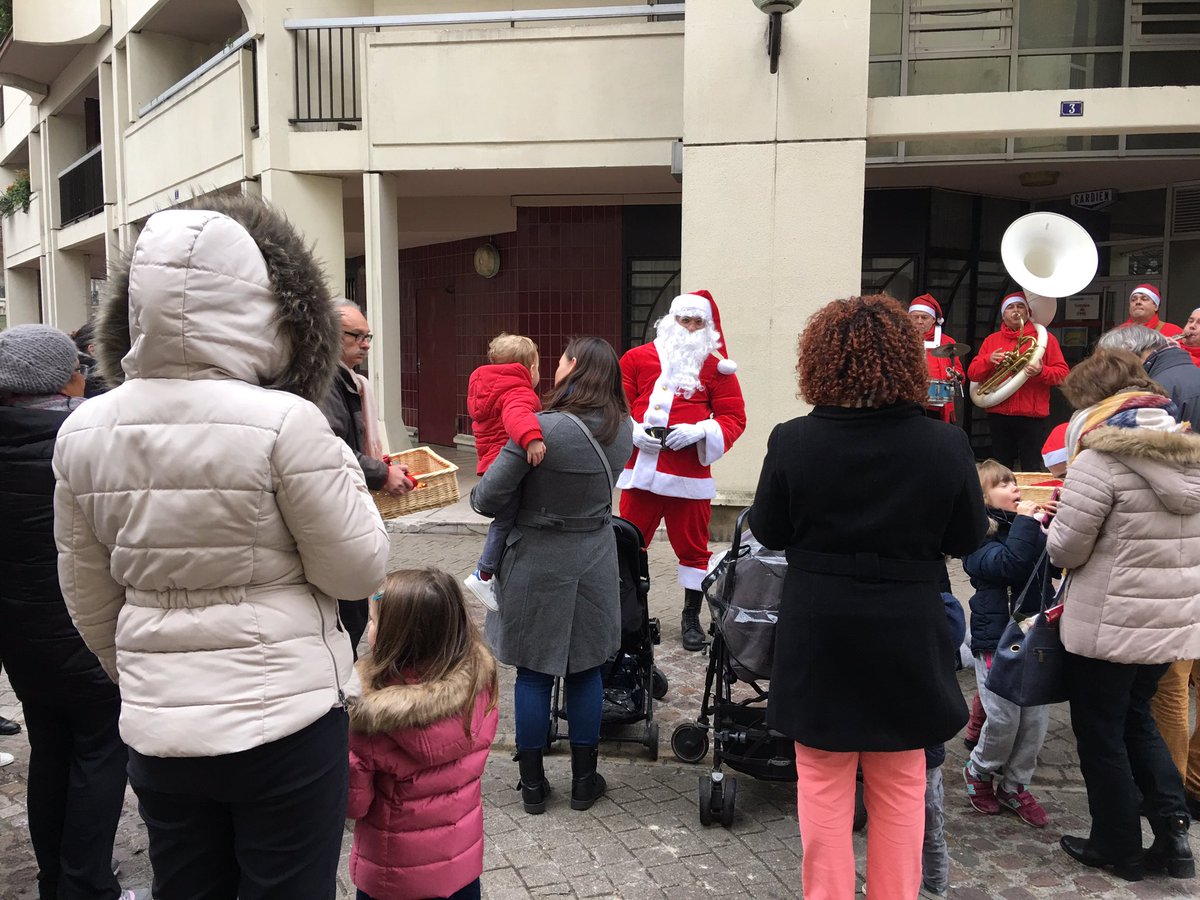SBoelle's tweet photo. Le monde merveilleux des #enfants du 16eme ! : #PèreNoël. Événement organisé par les conseils de quartier #mairiedu16 @danielegiazzi @VeroBucaille @Jeremy_Redler @david_alphand @HannaSEBBAH #event16 #JoyeuxNoel https://t.co/ZdxToacmbC