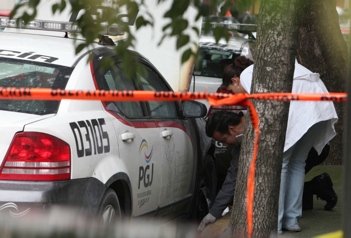 SugeeiiToOrrees's tweet photo. Hallan dos cuerpos en el interior de un auto en la delegación Cuauhtémoc https://t.co/yJlpC7odmT