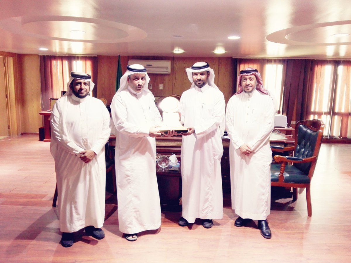 تقديم مدير التعليم درعاً مقدماً من قسم التربية الخاصة للمشرف الوزاري بحضور المساعد ورئيس القسم ومشرف صعوبات التعلم  في ختام زيارته للمحافظة.