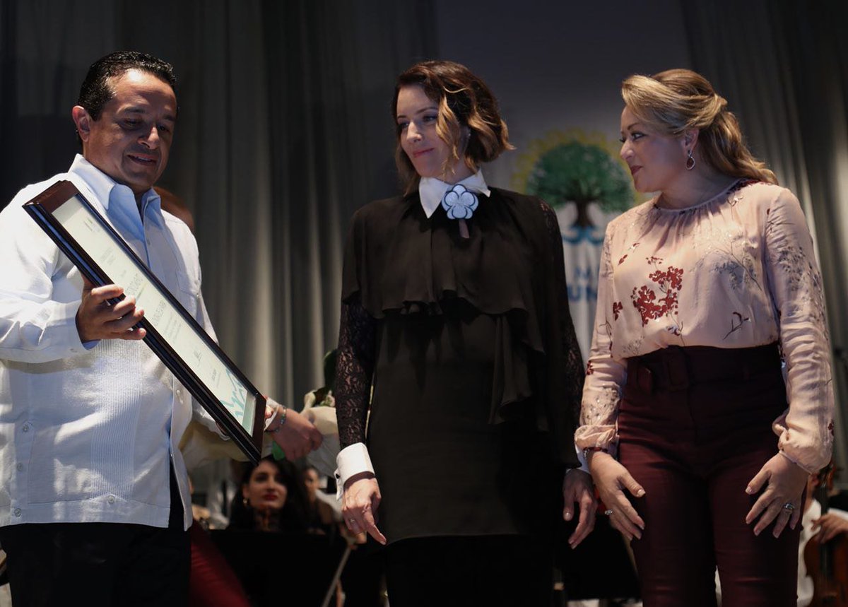 CarlosJoaquin's tweet photo. Es un gusto tener en #QRoo a @alondradlp, la primer mujer mexicana en dirigir la Orquesta Filarmónica de las Américas, así como al pianista Paul Lewis y el coro @TheAustVoices en el magnífico Concierto de Navidad mexicana 2017, presentado ayer por la noche en #Chetumal. https://t.co/iS3WPRl4EV