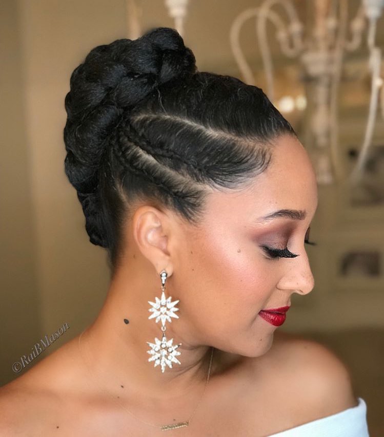 EditorsFro's tweet photo. Holiday hair for the festive season 🎄 https://t.co/WT8ViNoRQL
