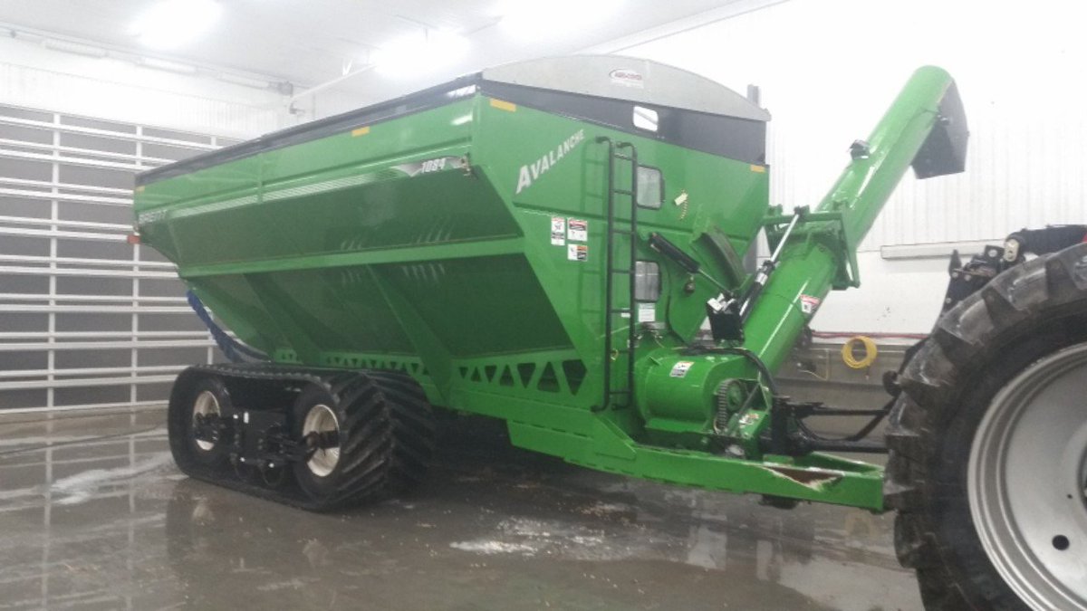 2006-Brent 1084 tracked  grain cart for sale..new upright auger, new  gearbox also a spare gearbox that's ready to go..tarp, scale, automatic oiler, back hitch,feild ready  asking 55k