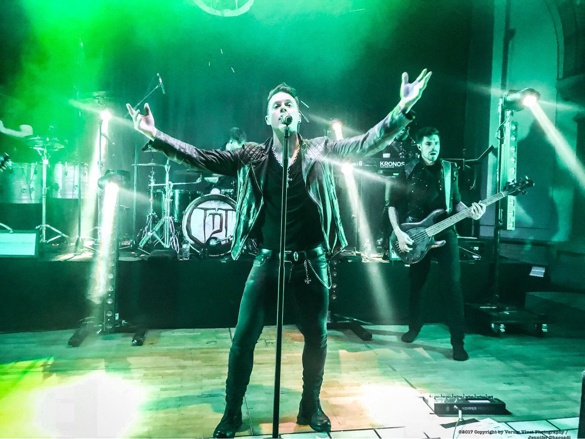 VVP_and_JdA's tweet photo. Into the green #thedarktenor #klassikistgeil #klassikcrossover #iphonephoto #classicmeetsrock #musikverbindet #rock #stage #music https://t.co/mXQg9Fiaoa