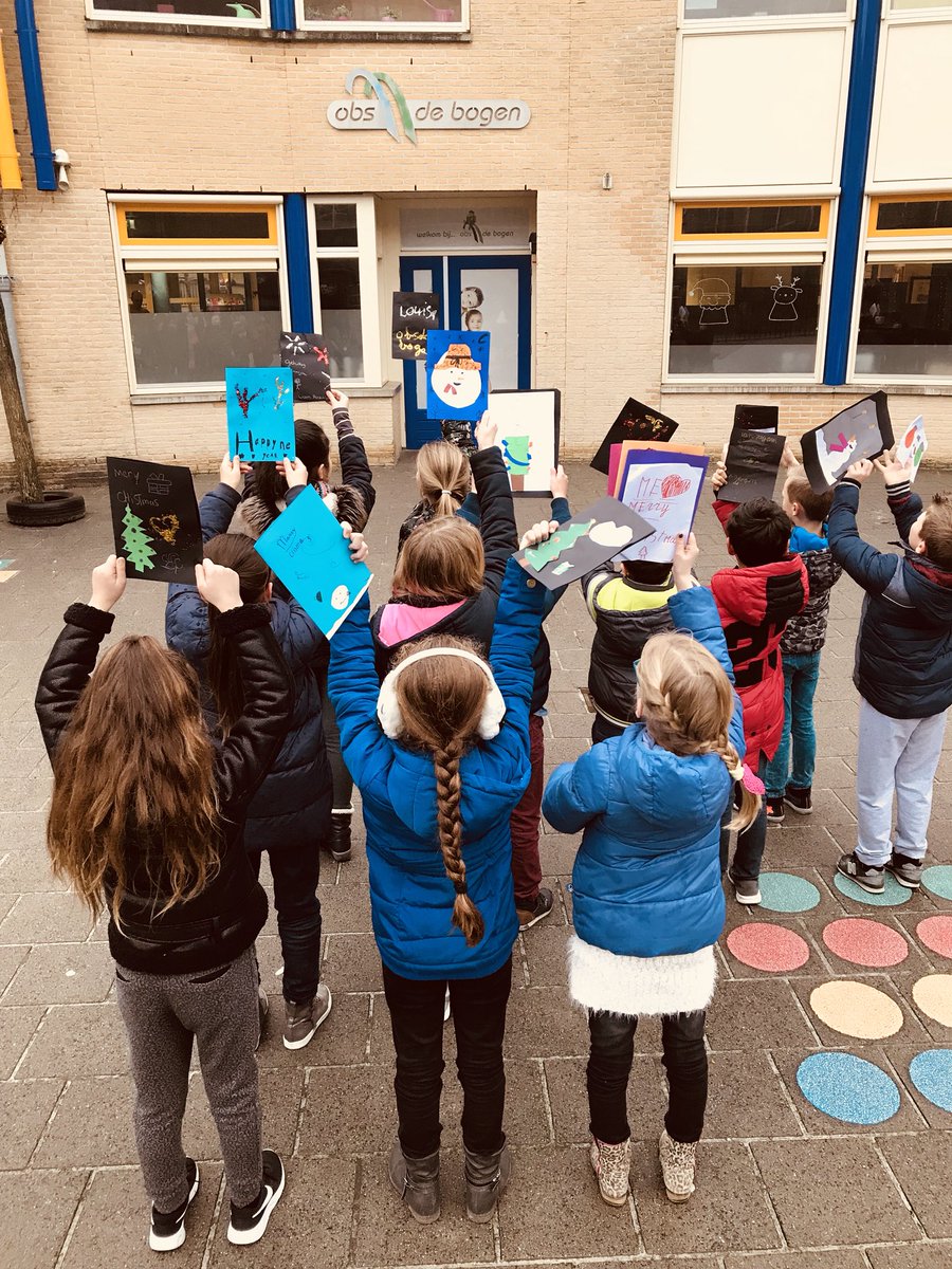 Marenkadevries's tweet photo. Vandaag brachten mijn kinderen zelfgemaakte wenskaarten rond in de wijk rondom school.
Zo leuk om mensen blij te maken met dit kleine gebaar! #drielanden #harderwijk #ObsDeBogen #groep5 #fijnefeestdagen #wiegoeddoetgoedontmoet https://t.co/MbBC79b3Oc