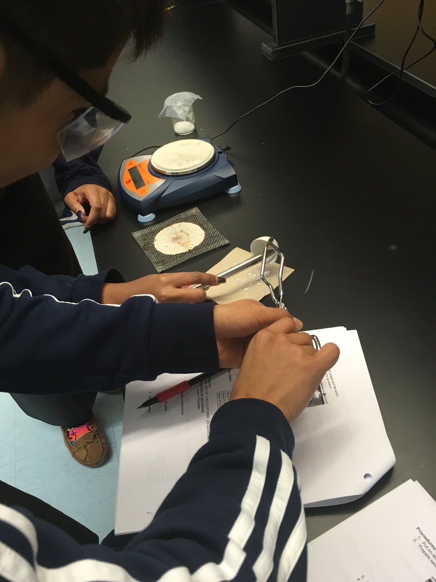 SFranczkowski's tweet photo. Chem Ss investigate the type of hydrate. #UMlearns https://t.co/2ZvvCWDrc3