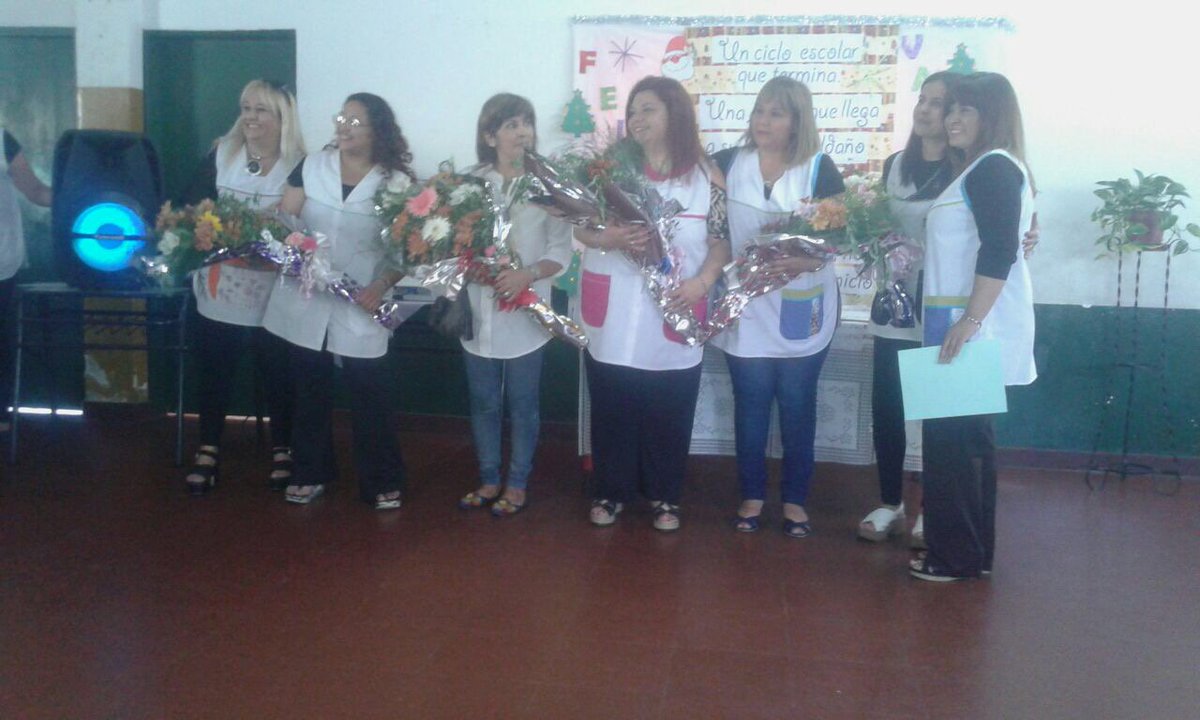 PrimariaBA's tweet photo. Participamos del acto de cierre de ciclo lectivo de la EP N° 21 de Berazategui, donde además de despedir a los alumnos de 6° año, se realizó un homenaje a la Directora por su jubilación. https://t.co/Tx21SNLrW4