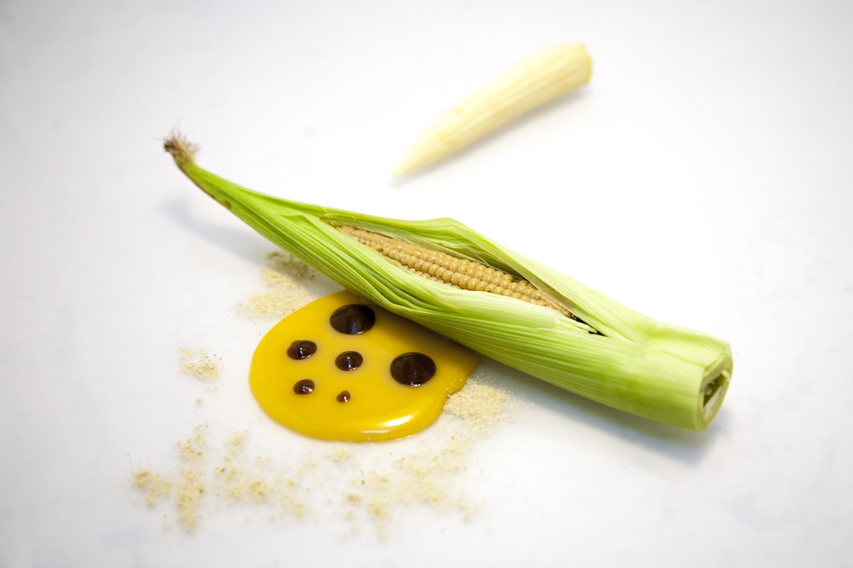 Sin dejar de investigar y hacer volar la creatividad, estos son dos de los platillos más relevantes de Biko 2015 - 2016: Pesca empapelada con salsa de tomatillo y elote de foie gras.

#Biko #10añosBiko