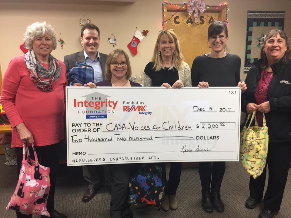 REMAX_Integrity's tweet photo. The Integrity Foundation is a proud supporter of CASA. Our Brokers in Corvallis were busy packing and wrapping Christmas presents for foster kids. 🎁   

#corvallis #communitycares #givingback #remaxcharity #rmi #integrityfoundation #remax https://t.co/k05CyOVMVO
