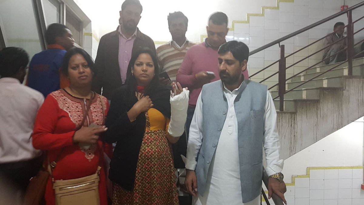 MLA_Mehrauli's tweet photo. @Pawansh07 This is what cruel BJP councillors did today with AAP councillor @Councillor67S . @ArvindKejriwal @MLA_NareshYadav @sharmanagendar @ashu3page @AnkitLal @LambaAlka https://t.co/C8C7QUjYPN