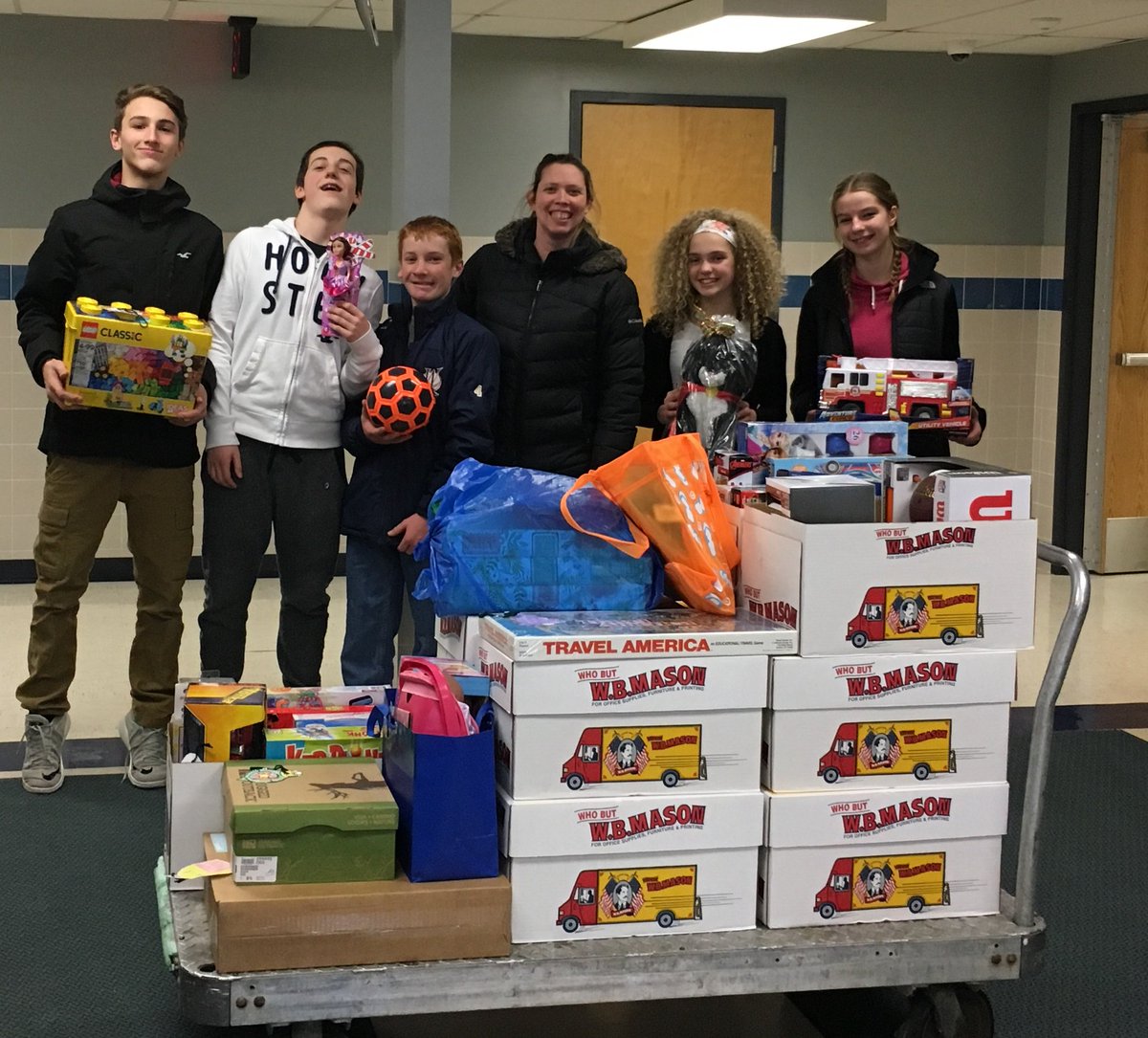 StarpointMS's tweet photo. @StarpointCSD  Christmas is the Spirit Of Giving! 🎄Student Council Officers pack up gifts collected from the MS Giving Tree that will be donated to Compeer Niagara &amp; the Mental Health Association.  Merry Christmas Everybody!! https://t.co/fwDBnhFFey