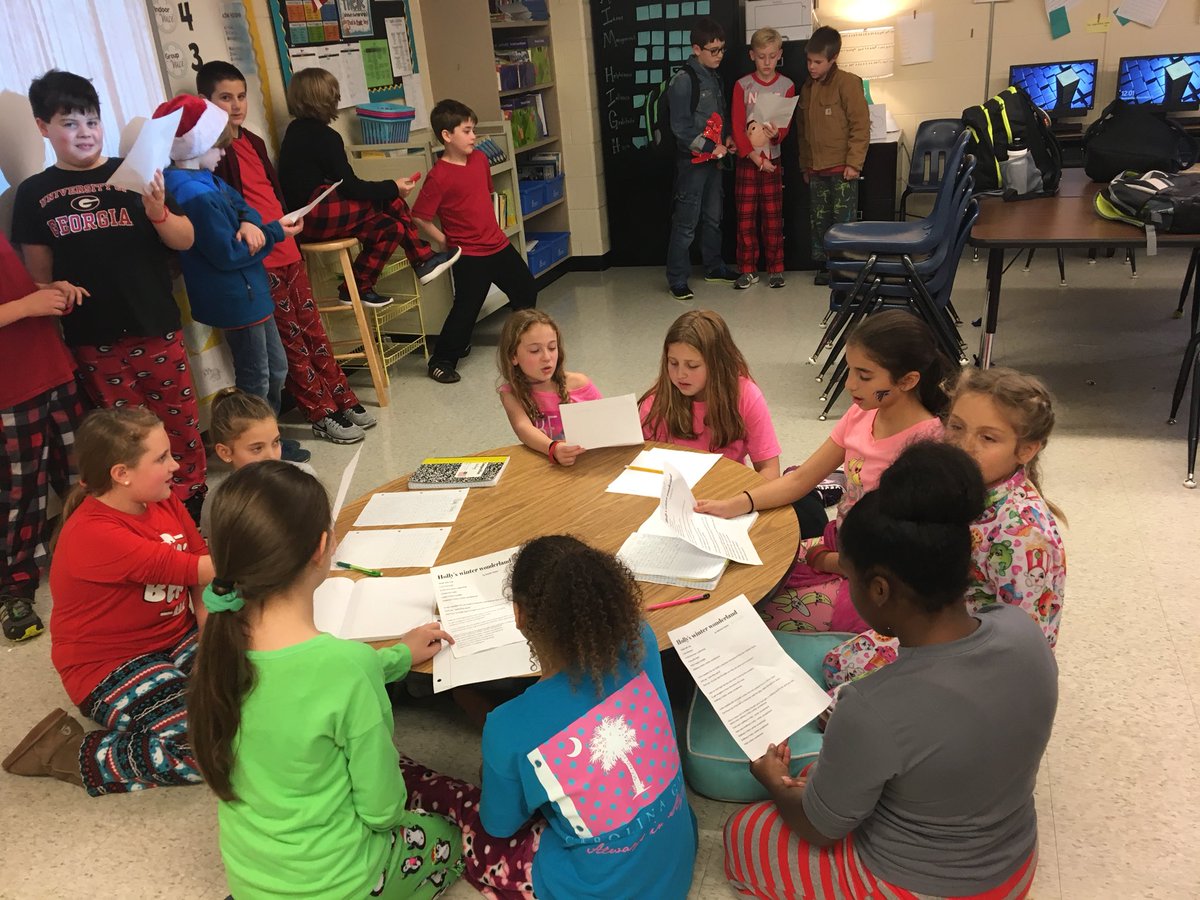 PamChaffins's tweet photo. So thankful for these students! #Singingtogether #writeyour own carol❤️💚 #AIMHIGH @FreyFlames https://t.co/gv2vMypUBa