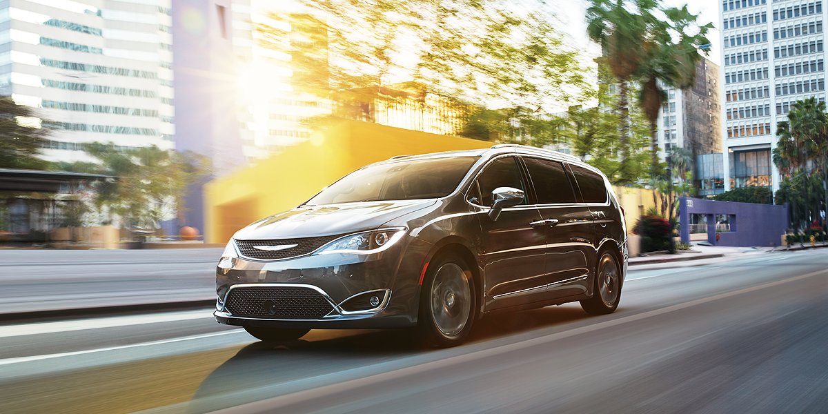 ChryslerBrasil's tweet photo. Essa conquista é pra fechar o ano com chave de ouro: a Chrysler Pacifica foi eleita o Utilitário do Ano 2017 por mais de 60 jornalistas especializados da América do Norte! https://t.co/VJFTBx4t5p