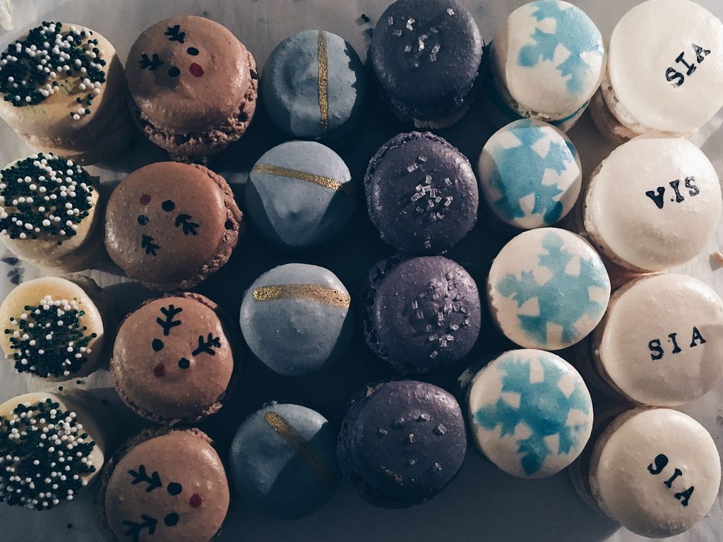 DerbyCityMacs's tweet photo. Macs from a custom Christmas order!  
.
.
.
#macarons #merrychristmas #holiday #holidaybaking #derbycitymacarons #glutenfree #macaronstagram #instafood #bakedayderbycity #foodstagram #buzzfeedfood #buzzfeast #huffpostagram #louisvilleeats #foodie #frenchmacarons https://t.co/twBKHii0Fr