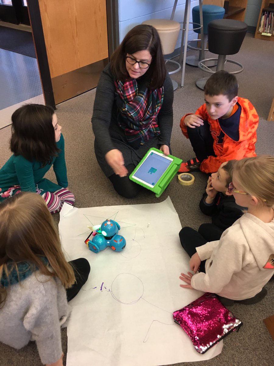 VickieAntonsen's tweet photo. Dash is decorating the Christmas tree with help from 3rd grade coders! @CourtneyLHarvey #WSD101 #FieldPark101 https://t.co/eYfI1j3H1W