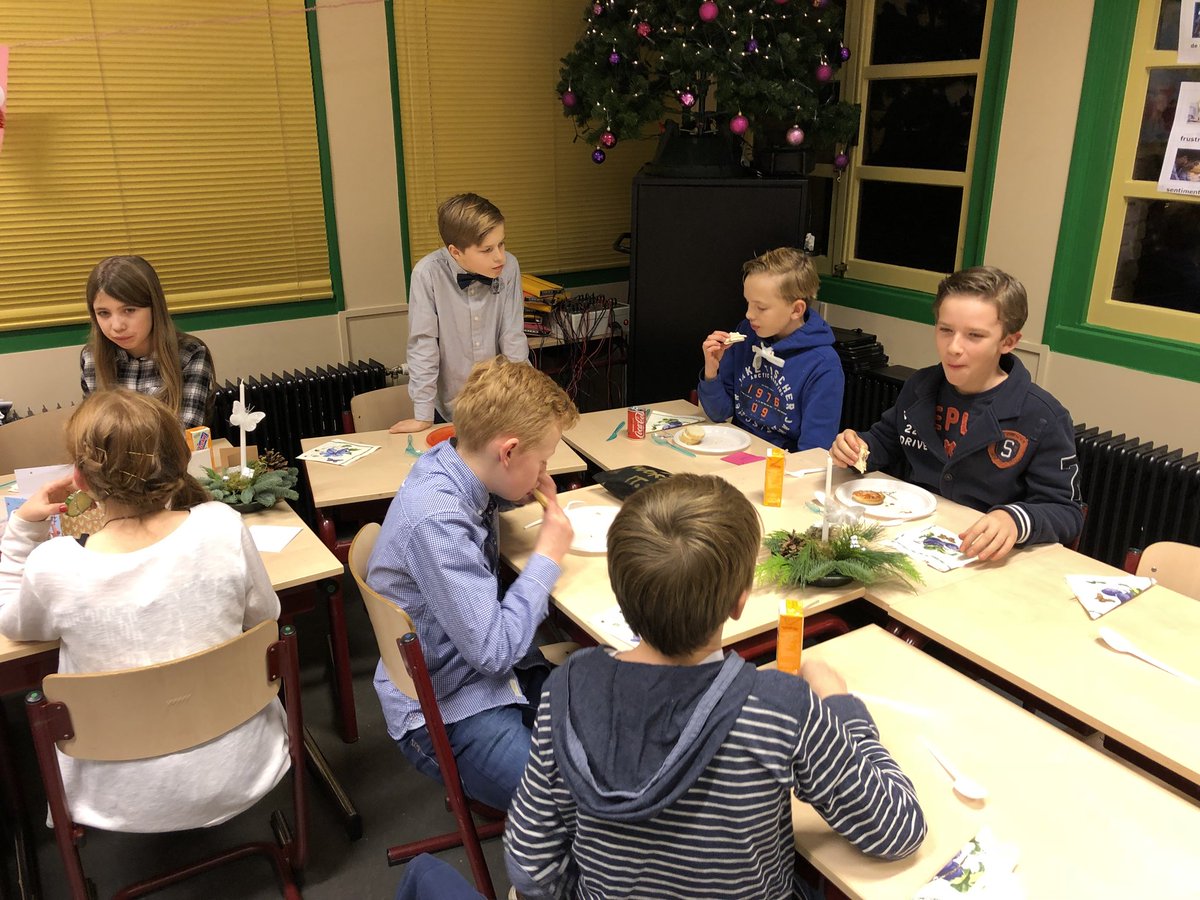 MeesterDanielvH's tweet photo. Het Kerstdiner is gestart. https://t.co/5UdUxA2ChI