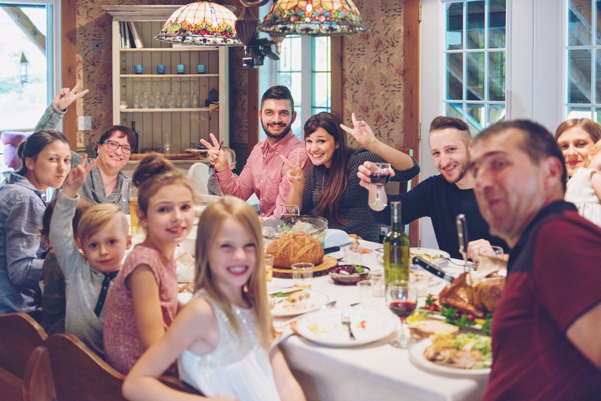 elmundotoday's tweet photo. Una familia logra esquivar el tema catalán durante la comida de Navidad pero cae de lleno en el del feminismo
https://t.co/4CSO8NzimS https://t.co/YjLuH4ZsEQ