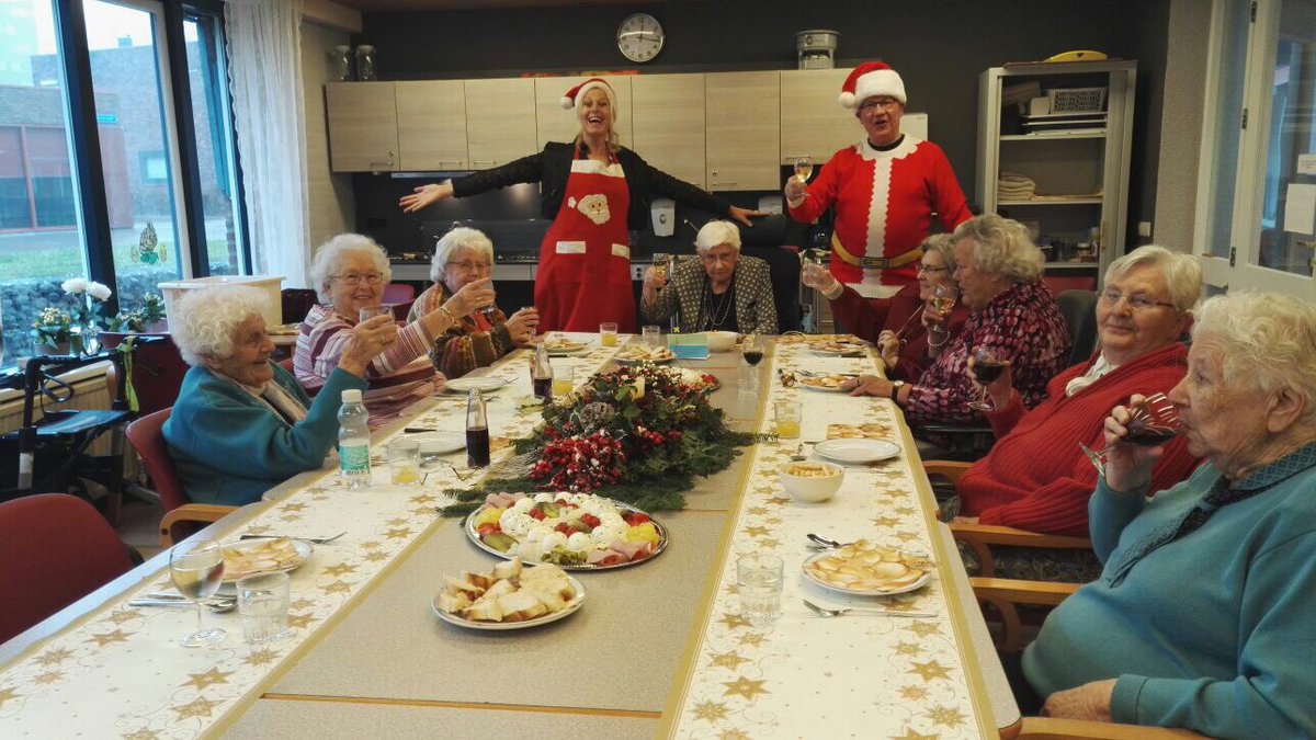 Marijke van Zuilen (@marijkezuilen) on Twitter photo Bewoners #siloam Maken met behulp van #vrijwilligers een heerlijke maaltijd. Het is al bijna #kerst nu al genieten <a href="/stephanbol/">Stephan Bol</a> @Leliezorggroep <a href="/zorgisleuk/">Aad de Kool</a> <a href="/HendrikJanvande/">Hendrik Jan vd Berg</a> Bewoners #siloam Maken met behulp van #vrijwilligers een heerlijke maaltijd. Het is al bijna #kerst nu al genieten <a href="/stephanbol/">Stephan Bol</a> @Leliezorggroep <a href="/zorgisleuk/">Aad de Kool</a> <a href="/HendrikJanvande/">Hendrik Jan vd Berg</a>