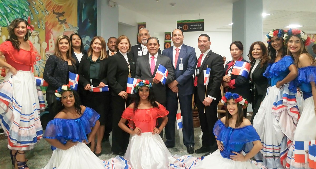 AerodomRD's tweet photo. Con un acogedor recibimiento, el @DAeroportuario y el #CONDEX dan la bienvenida en el #AILA a los dominicanos y dominicanas residentes en el exterior que llegan a nuestro país durante esta época del año para celebrar la Navidad junto a sus familiares y allegados. 🎄😀 https://t.co/lnIGfg0rNz