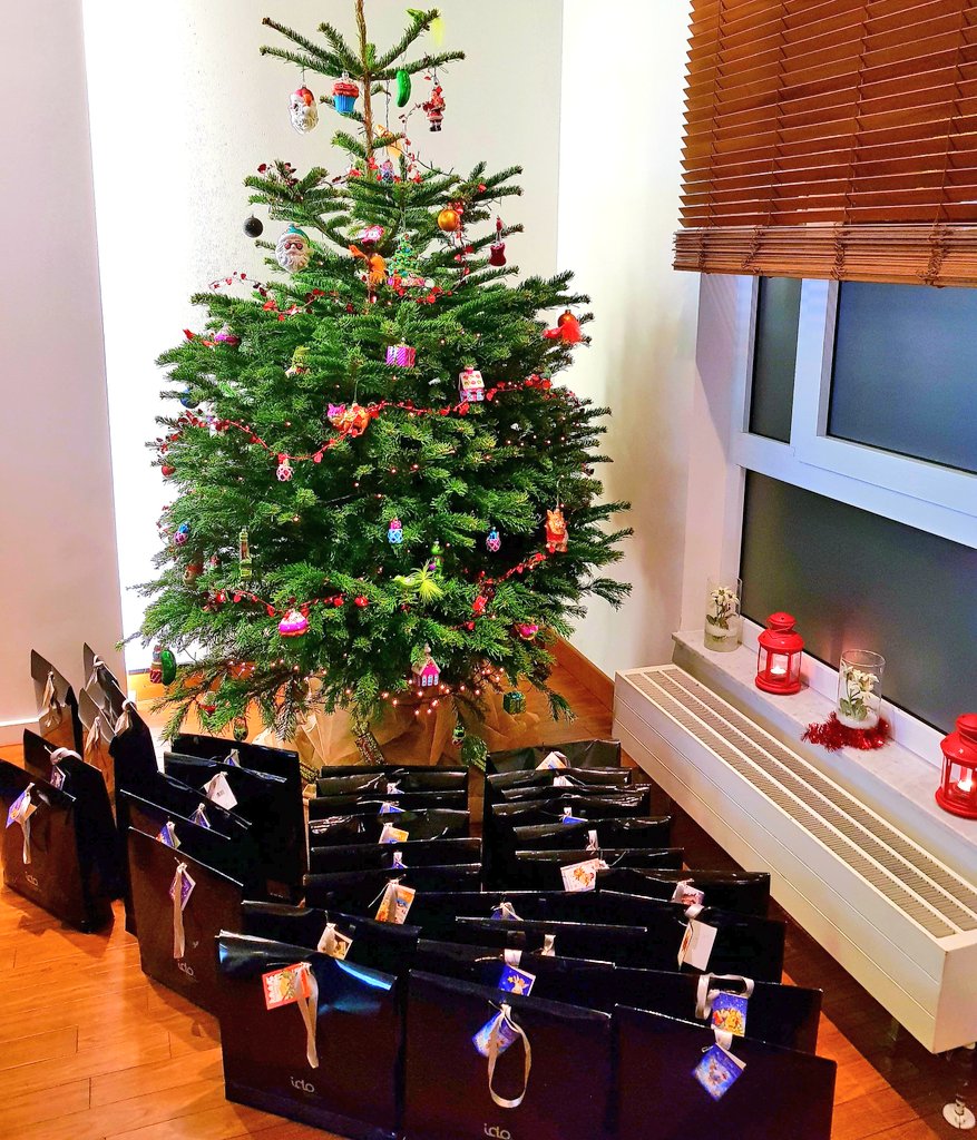 Noch 4 × schlafen, dann ist der Heilige Abend endlich da 💚 • Wir wünschen allen Freunden einen entspannten Abend aus #Köln • Team <a href="/hotelkoeln/">PhiLeRo Hotel Köln</a> • Unsere neue Webseite lautet: philerohotel-koeln.de • #2018isComing #Philero #Hotel #Hospitality #News #2018StartsNow #newvision