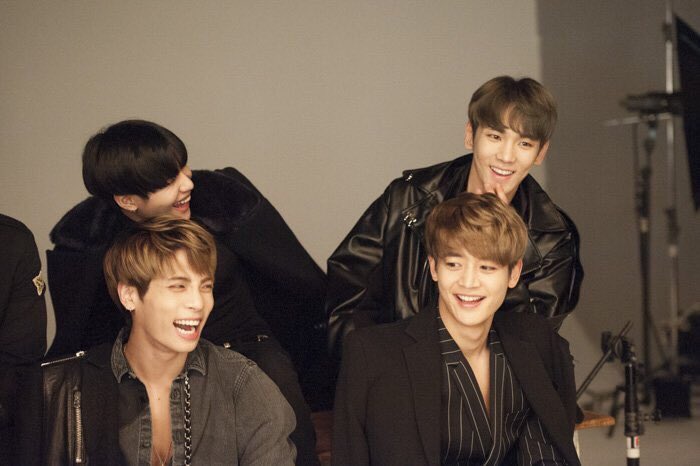 3leetaemin's tweet image. A cute anecdote behind these photos was revealed by anan magazine. Taemin said they were taking a family photo and all five burst into giggles.