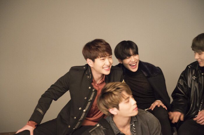 3leetaemin's tweet image. A cute anecdote behind these photos was revealed by anan magazine. Taemin said they were taking a family photo and all five burst into giggles.