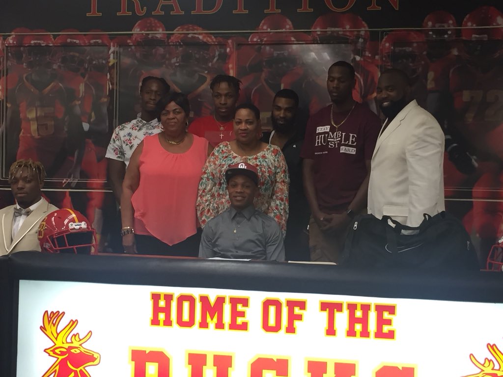 DavidFurones_'s tweet photo. Deerfield Beach CB Miguel Edwards 
@M7era_ in his Oklahoma hat. #boomer #boomersooner https://t.co/HZDST57Z21