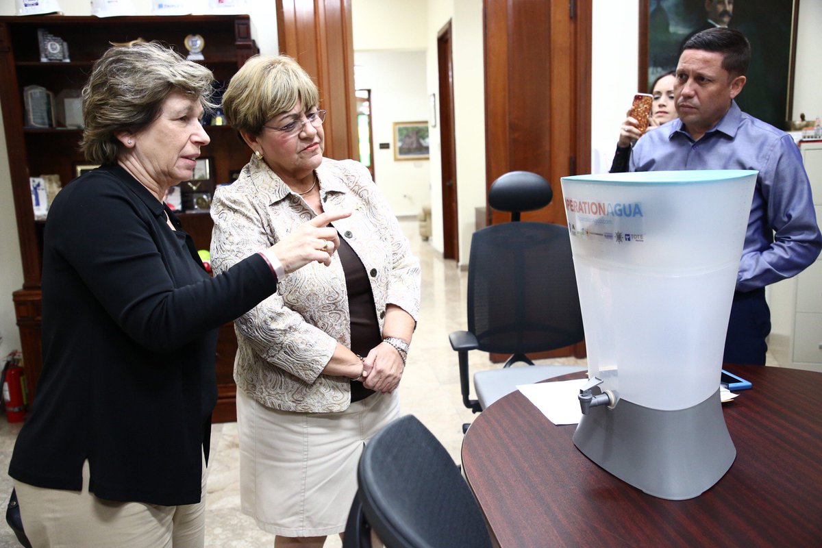 AFTunion's tweet photo. In Ponce, PR, @rweingarten showed @mayitaalcaldesa the filters #OperationAgua is delivering across the island explained our efforts to #LiftUpPR. Join us with a donation: https://t.co/FzpWGpbpxn https://t.co/dMOFchJgwR