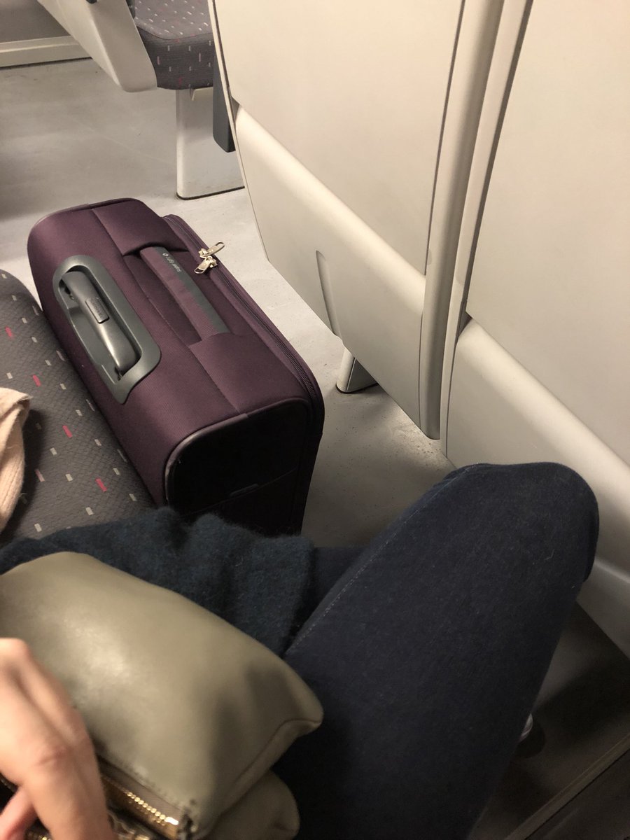 “Deze trein stopt uitzonderlijk in Vilvoorde.“
“Ah nee, toch niet.“
Hoppa, sneller thuis én een VIPplaats voor mijn koffer. #kleingelukske