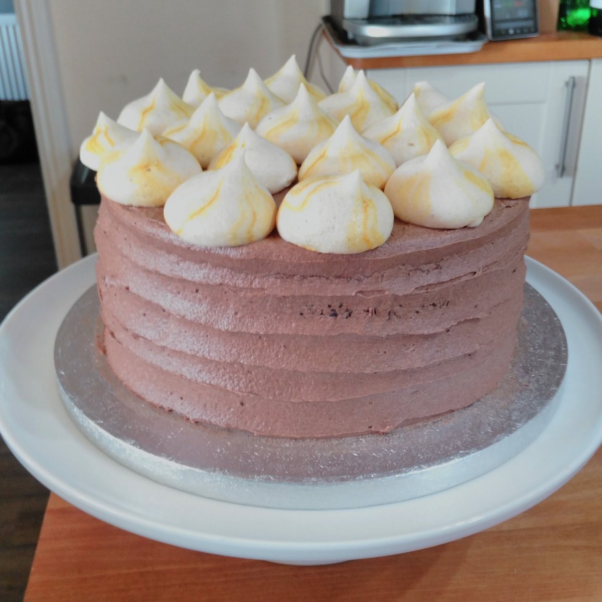 Ermintrudescake's tweet photo. Vegan chocolate cake with vegan meringue #vegan #vegancakes #veganbaking https://t.co/jHXp5vZ0lU