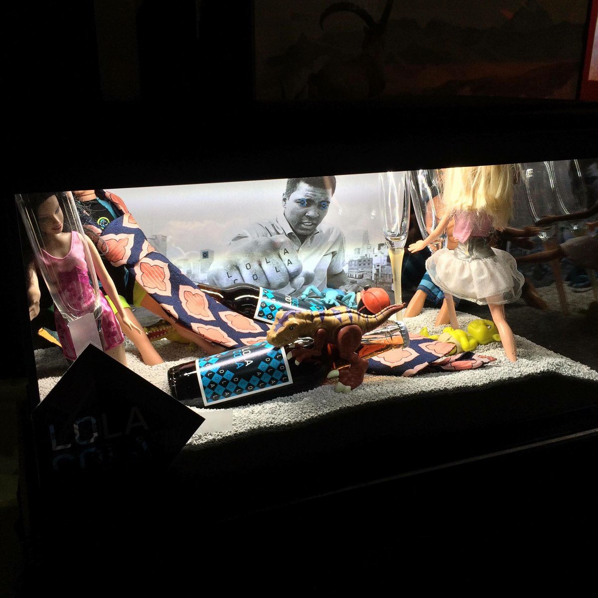 Bar der toten Tiere (@bardtt) on Twitter photo Schon gehört? Bei unserem diesjährigen Programm steht Berner-Qualität im Mittelpunkt: Hinter dem Tresen steht ein exklusives Saison-Bier aus der Brauerei 523 für euch bereit und mit Hanz-Vodka, Länggass-Tee und Lola Cola werden freche Drinks gezaubert. Schon gehört? Bei unserem diesjährigen Programm steht Berner-Qualität im Mittelpunkt: Hinter dem Tresen steht ein exklusives Saison-Bier aus der Brauerei 523 für euch bereit und mit Hanz-Vodka, Länggass-Tee und Lola Cola werden freche Drinks gezaubert.