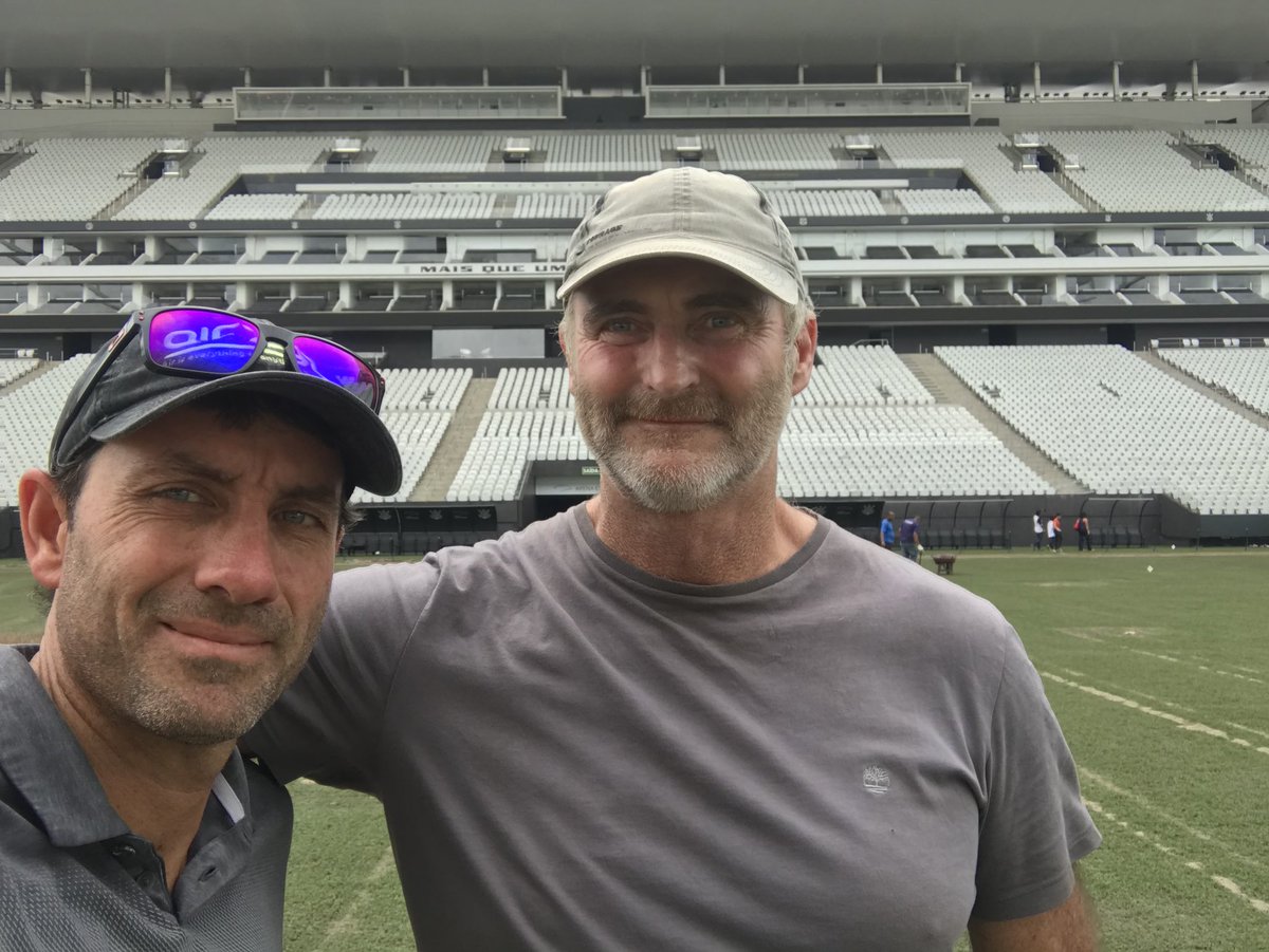 gkpei's tweet photo. Día enriquecedor viendo el primer trabajo de renovación del campo @GrassMaster1989 con @DuffGMD y @andrecariola en @A_Corinthians https://t.co/gVs2eAFAM2