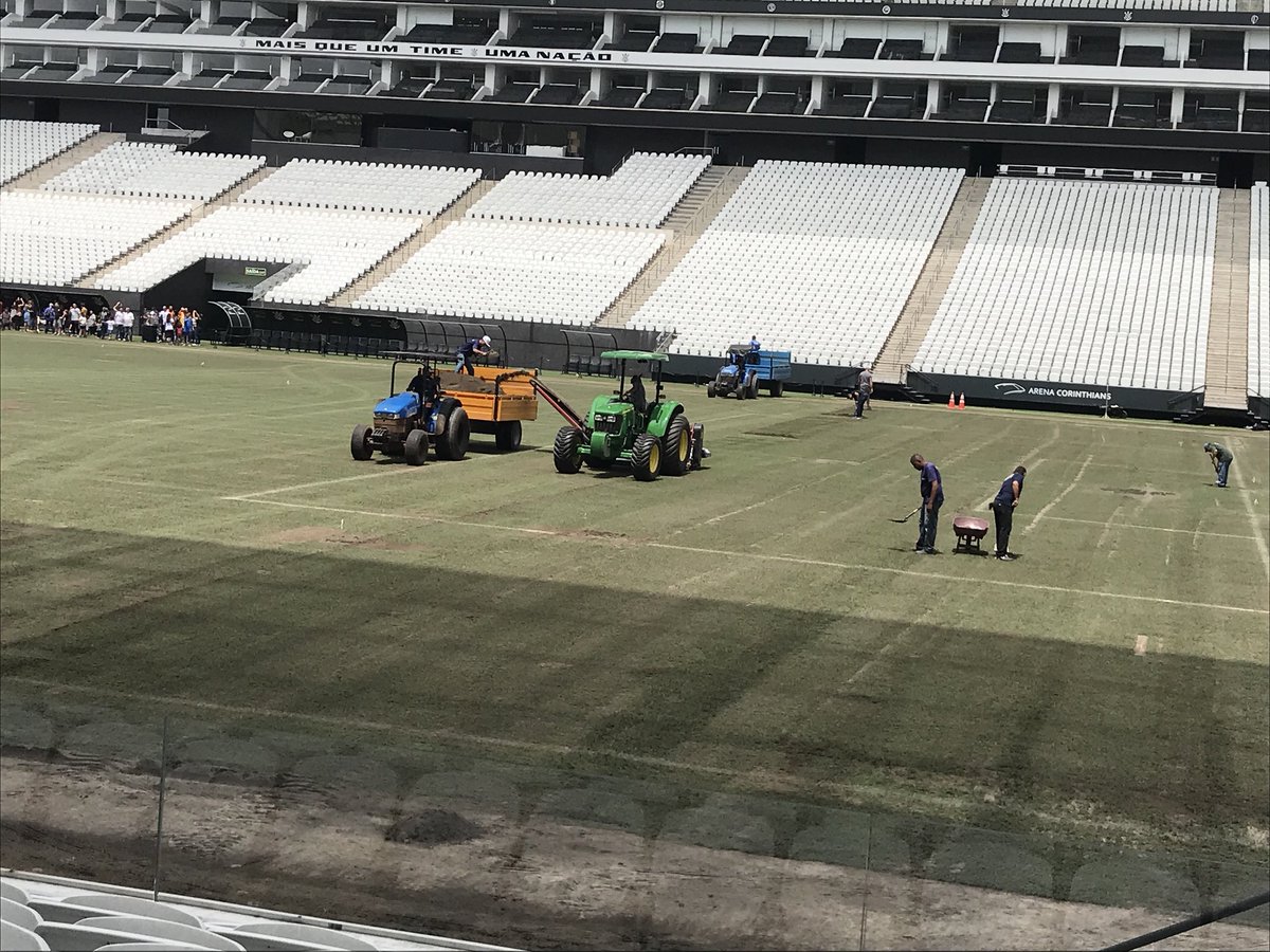 gkpei's tweet photo. Día enriquecedor viendo el primer trabajo de renovación del campo @GrassMaster1989 con @DuffGMD y @andrecariola en @A_Corinthians https://t.co/gVs2eAFAM2