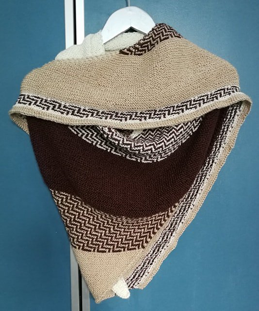 Mon châle La Crau de @mairlynd avec la laine <a href="/fyberspates/">Jeni</a> est terminé, il est à découvrir en détails sur le blog ! 
#lacraushawl #melanieberg #knitting #tricot #DIY
moderknit.com/2017/12/20/cha…