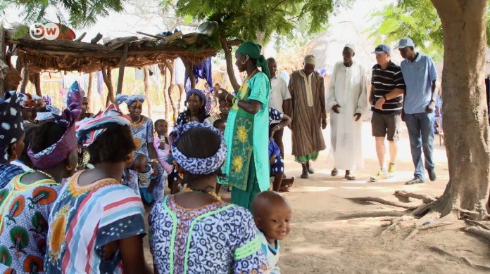 [ VIDEO ] : Reportage de @DeutscheWelle sur les Clubs Dimitra
Au #Sénégal, les #ClubsDimitra de la #UNFAO sont de véritables outils d’autonomisation des populations rurales. 
Vidéo complète (anglais) =>bit.ly/2nx9FDj
@dw_francais 
#ZeroHunger
#FoodSecurity
#FAOSN
#Kebetu