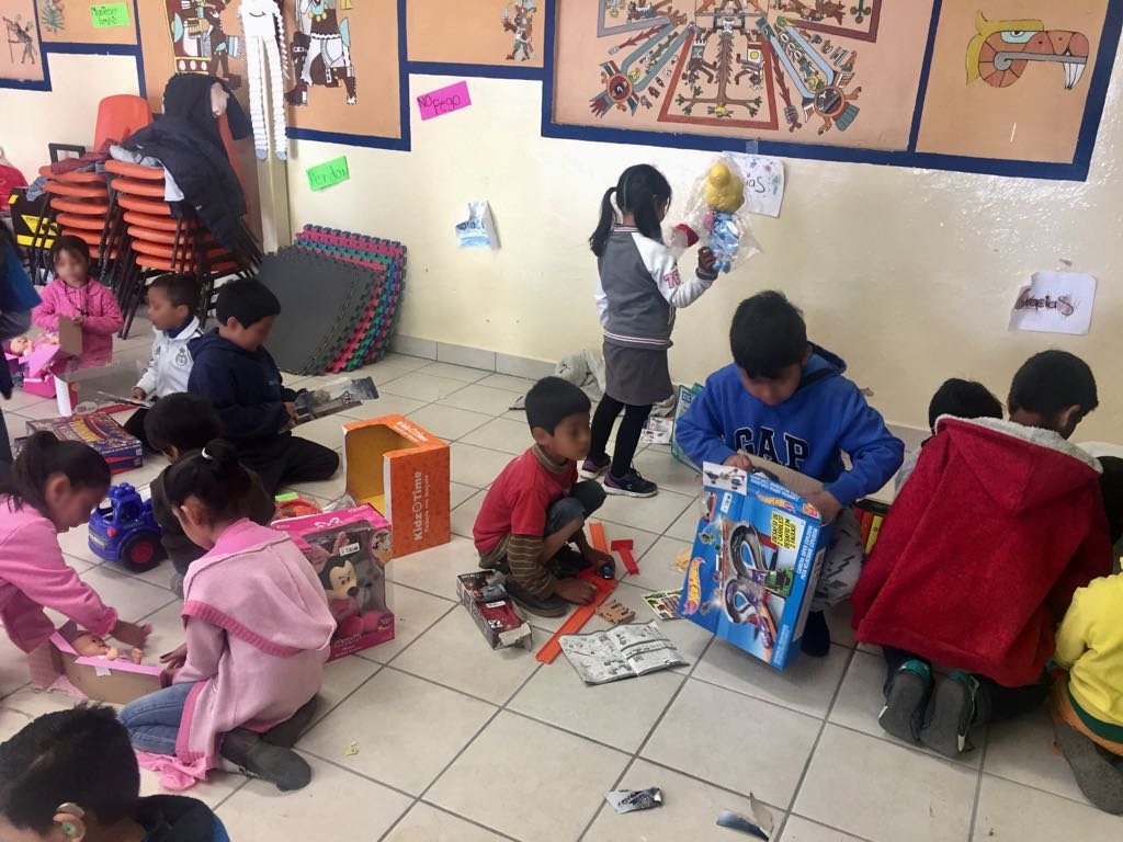 FundCANIETI's tweet photo. Gracias a los donativos de nuestros afiliados, realizamos en Iztapalapa una nueva entrega de juguetes a niños afectados por el terremoto del #19S. #CANIETI https://t.co/aaLR1PvwLz