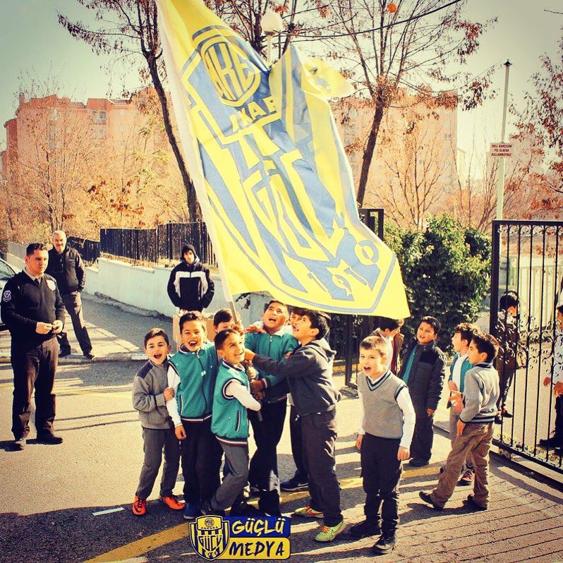 Bakın bu çocuklar şampiyon takım tutmadı, tuttuğu takımı şampiyon yapmak istiyorlar. Güldürün şu çocukların yüzünü.. 

#Ankaragücü <a href="/mustafatuna0606/">Prof. Dr. Mustafa Tuna</a> #MustafaTunaSıraSende