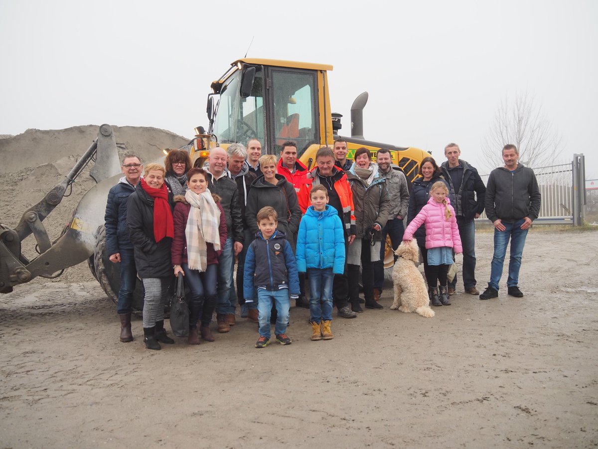 Na maar liefst 52 (!) jaar bij ons bedrijf, ging onze machinist Gerrit Visch vandaag met pensioen. Een bijzonder afscheid van een bijzondere collega! #pensioen vanwerven.nl/nieuws/52-jaar…