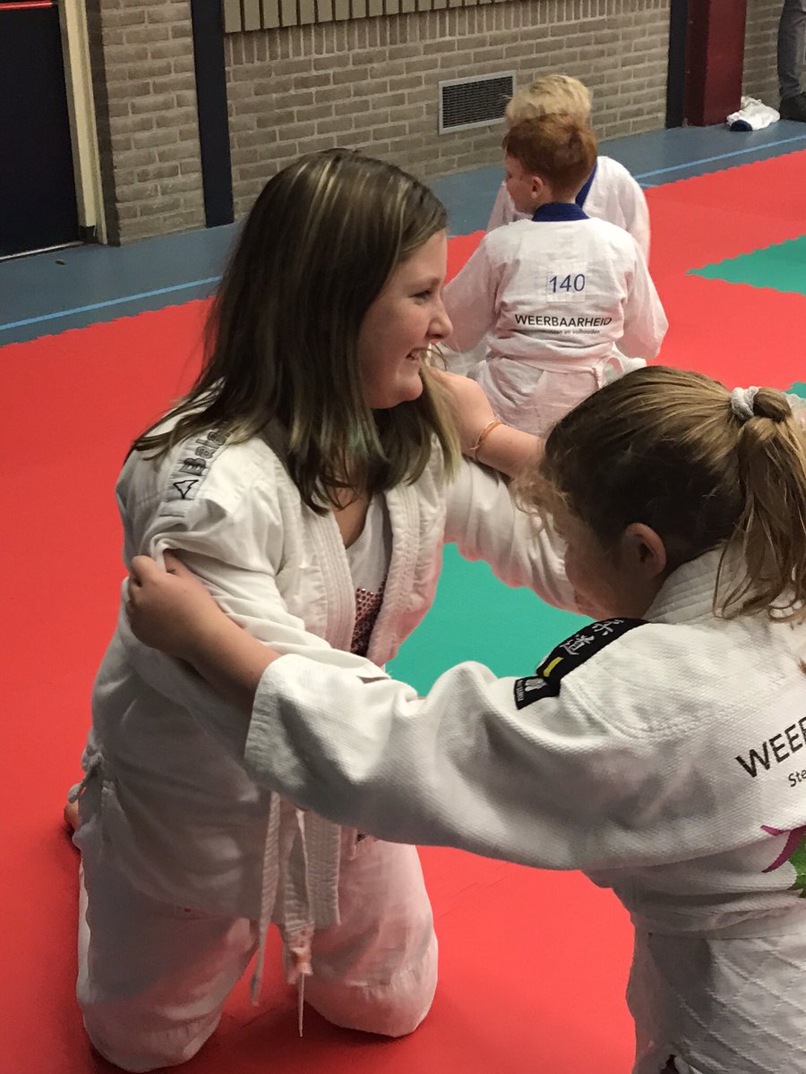 Na 6 weken op vrijdagmiddag schooljudo gevolgd te hebben, was vandaag de afsluitende les, gegeven door Carlos, finalist #Expeditie Robinson. Wat een ervaring. De kinderen deden goed mee en hadden zichtbaar plezier. #schooljudo