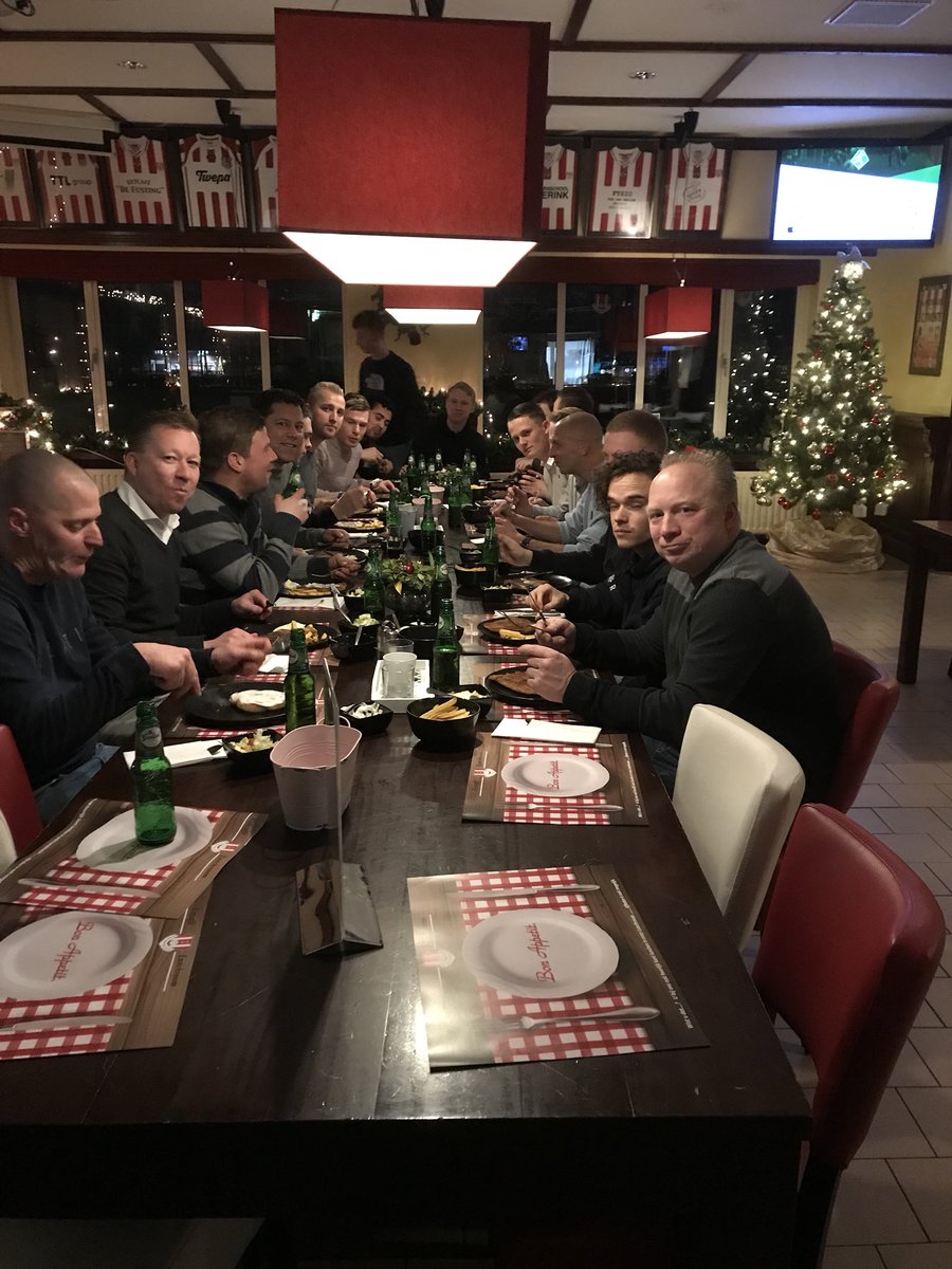 Rigtersbleek 2 eet samen in het Paviljoen als afsluiter van 2017. Hierna start de fietstocht naar de Grolsch Veste richting bekerkraker <a href="/fctwente/">FC Twente</a> - Ajax #fctaja #rigtersbleek 2