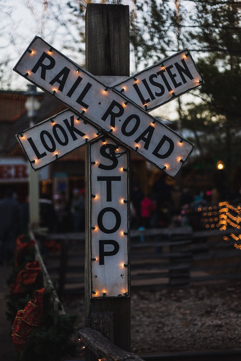 Shiarlamagne's tweet image. Anything train related is cool 🚂 // plus who doesn’t like Christmas lights on stuff? 🤷‍♂️
.
.
.
.
.
#trainstuff #railroad #railroadstop #xmaslights #woodsigndecor #bnw #moody #moodygram #urbanart #canonphoto #justgoshoot #lifeofadventure #ashiarlaimage #onmygrind #inmygrace