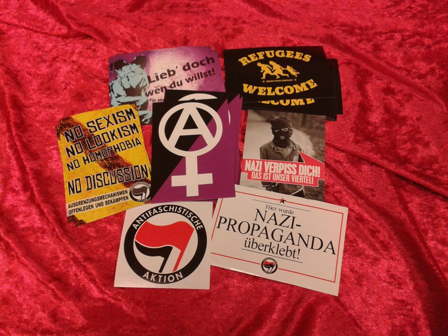 #ANTIFA-TRESEN 

+ KNEIPENQUIZ
+ ESSEN Knödel, Rotkohl, Geschnätzeltes (vegan)
+ GLÜHWEIN &amp; LONGDRINKS

21.12. / BANDITO ROSSO / 20h / #PRENZLAUERBERG

PREISE von: BlackMosquito, OPOR Straeetwear, SchwarzeSocke, BahoeBooks, Fire &amp; Flames, RebelDisorder, Red Stuff, Disgusted Youth