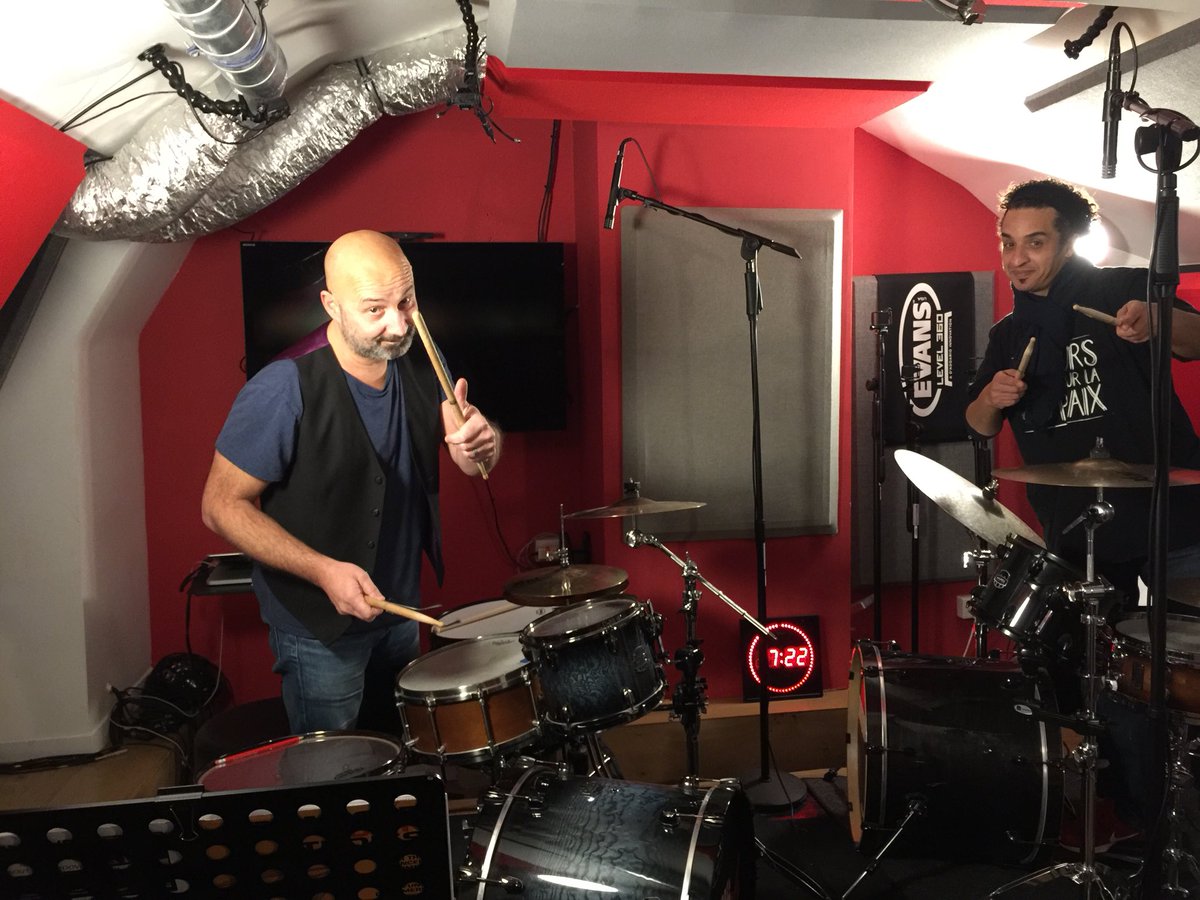 Drummers4Peace's tweet photo. Rdv dans qqs minutes sur notre Page Facebook pour notre dernier Facebook Live de 2017!
#Batteurspourlapaix #Buspourlapaix #Drums #Drummers #Batterie #Batteurs #Musique #Music #DrumShow #Drumming #Drumshop #Drumstagram #Instadrums #DrummingLab #Event #Live #FacebookLive #Peace https://t.co/lTQQAB516I