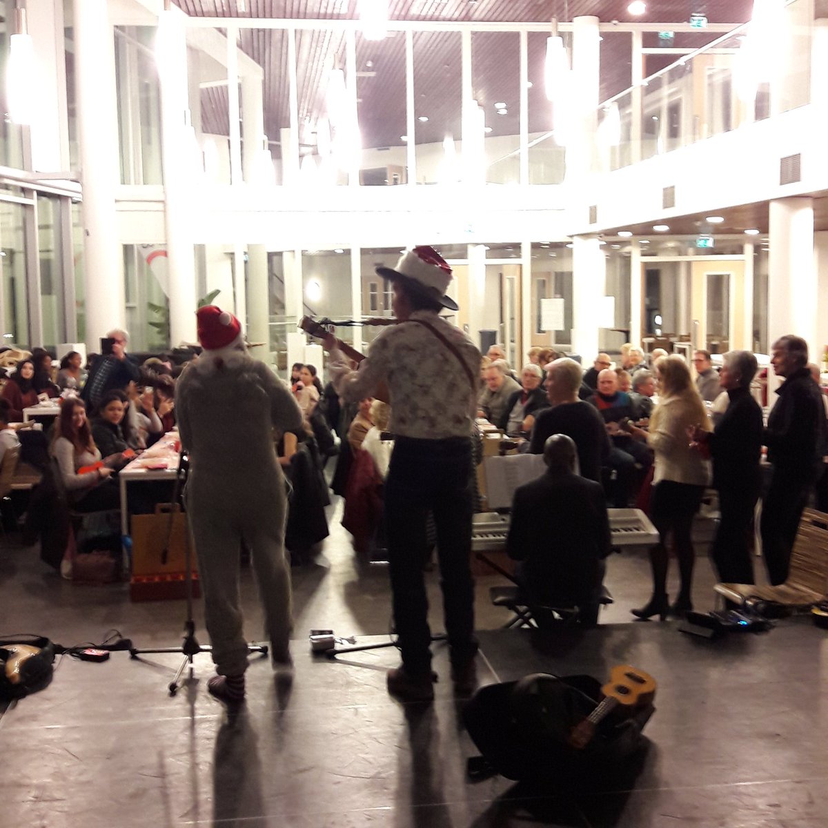 RestoRotterdam's tweet photo. #Kerstdiner in RVC De Hef in #feijenoord komt op gang #Rotterdam https://t.co/gtJu7Jy4yJ